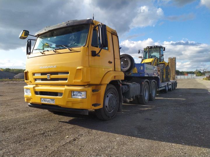 Перевозка спецтехники тралом-компания Техоптимум.
Седельный тягач КАМАЗ 65116 и низкорамный трал Тверьстроймаш 993941 компании Техоптимум.