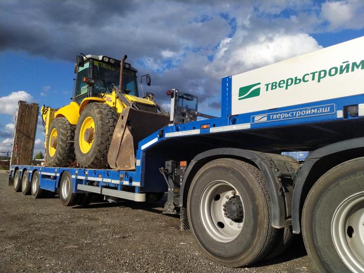 Перевозка спецтехники тралом-компания Техоптимум.
Седельный тягач КАМАЗ 65116 и низкорамный трал Тверьстроймаш 993941 компании Техоптимум.