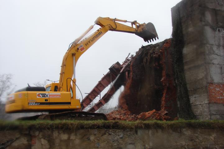 Компания Техоптимум-демонтаж зданий и сооружений.
Экскаватор HYUNDAI 320 LC-7 компании Техоптимум.
